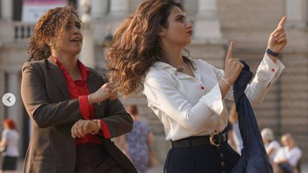 'Dangal' Girls Fatima Sana Shaikh And Sanya Malhotra Dance On The Streets Of Europe | युरोपच्या रस्त्यावर फातिमा सना शेख व सान्या मल्होत्राचा तुफान डान्स! पाहा, व्हिडिओ!! 'Dangal' Girls Fatima Sana Shaikh And Sanya Malhotra Dance On The Streets Of Europe | युरोपच्या रस्त्यावर फातिमा सना शेख व सान्या मल्होत्राचा तुफान डान्स! पाहा, व्हिडिओ!!