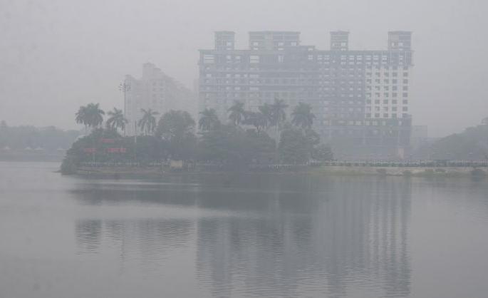 Fog sheet on Nagpur city: Coldness in the atmosphere | नागपूर शहरावर धुक्याची चादर : वातावरणात गारठा Fog sheet on Nagpur city: Coldness in the atmosphere | नागपूर शहरावर धुक्याची चादर : वातावरणात गारठा