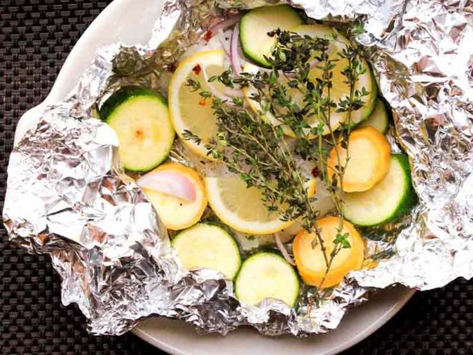 What is the right side of aluminium foil | जेवण पॅक करण्यासाठी फॉईल पेपरची कोणती बाजू योग्य?; जाणून घ्या What is the right side of aluminium foil | जेवण पॅक करण्यासाठी फॉईल पेपरची कोणती बाजू योग्य?; जाणून घ्या