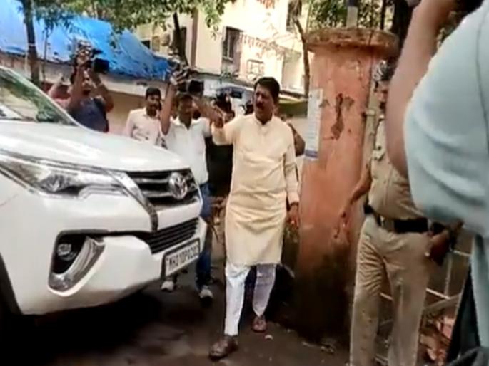 Shiv Sena's Thackeray-Shinde Group Controversy; MP Arvind Sawant Arrive Dadar police station | ठाकरे-शिंदे गटामध्ये वाद; अरविंद सावंत दादर पोलीस ठाण्यात दाखल होताच भडकले, पाहा Video Shiv Sena's Thackeray-Shinde Group Controversy; MP Arvind Sawant Arrive Dadar police station | ठाकरे-शिंदे गटामध्ये वाद; अरविंद सावंत दादर पोलीस ठाण्यात दाखल होताच भडकले, पाहा Video
