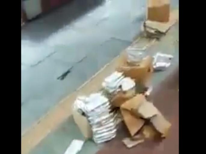 coronavirus lockdown marathi news Migrant Labourers Dump Food at Train Station in Bengal kkg | VIDEO: महाराष्ट्रातून जाणाऱ्या मजुरांनी रेल्वेतून अन्न फेकलं?; जाणून घ्या व्हायरल व्हिडीओमागचं सत्य coronavirus lockdown marathi news Migrant Labourers Dump Food at Train Station in Bengal kkg | VIDEO: महाराष्ट्रातून जाणाऱ्या मजुरांनी रेल्वेतून अन्न फेकलं?; जाणून घ्या व्हायरल व्हिडीओमागचं सत्य