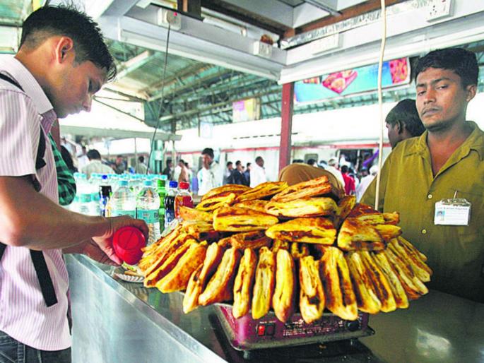 Cases registered against 4.5 thousand illegal vendors railway | सव्वाचार हजार अवैध वेंडर्सविरुद्ध गुन्हे दाखल; मध्य रेल्वेकडून ९७५ फूड स्टॉल्सवर छापे Cases registered against 4.5 thousand illegal vendors railway | सव्वाचार हजार अवैध वेंडर्सविरुद्ध गुन्हे दाखल; मध्य रेल्वेकडून ९७५ फूड स्टॉल्सवर छापे