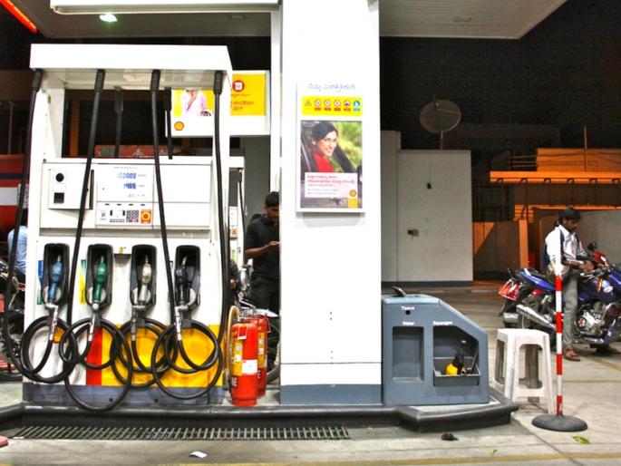 Innovative activity at Bangalore petrol pump. Petrol pump owner makes available food at his petrol pump | पेट्रोल भरायला आलात. गाडीसोबत तुम्हालाही भूक लागली असेल तर थोडं खाऊनही घ्या! बंगळुरू येथील पेट्रोल पंपावरचा एक अभिनव उपक्रम. Innovative activity at Bangalore petrol pump. Petrol pump owner makes available food at his petrol pump | पेट्रोल भरायला आलात. गाडीसोबत तुम्हालाही भूक लागली असेल तर थोडं खाऊनही घ्या! बंगळुरू येथील पेट्रोल पंपावरचा एक अभिनव उपक्रम.
