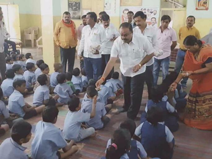 Balasaheb's memorial day,shivsena distributed food to handicapped students | बुलडाण्यात बाळासाहेब ठाकरे यांच्या स्मृतीदिनानिमित्त दिव्यांगाना अन्नदान Balasaheb's memorial day,shivsena distributed food to handicapped students | बुलडाण्यात बाळासाहेब ठाकरे यांच्या स्मृतीदिनानिमित्त दिव्यांगाना अन्नदान