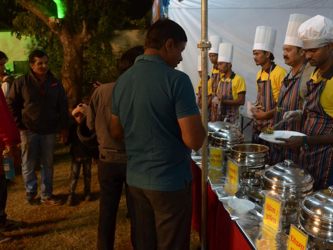 Vidarbha's Savji, Varhadi Tadka: The Eaters Crowd at the Maharashtra Food Festival | विदर्भाचा सावजी, वऱ्हाडी  तडका : महाराष्ट्र फूड फेस्टिव्हलमध्ये खवय्यांची गर्दी Vidarbha's Savji, Varhadi Tadka: The Eaters Crowd at the Maharashtra Food Festival | विदर्भाचा सावजी, वऱ्हाडी  तडका : महाराष्ट्र फूड फेस्टिव्हलमध्ये खवय्यांची गर्दी