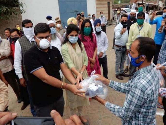 CoronaVirus: Opposition to need to take photos of food packets! | CoronaVirus: अन्नाचे पाकीट घेत फोटो काढण्यास गरजूंचा विरोध! CoronaVirus: Opposition to need to take photos of food packets! | CoronaVirus: अन्नाचे पाकीट घेत फोटो काढण्यास गरजूंचा विरोध!