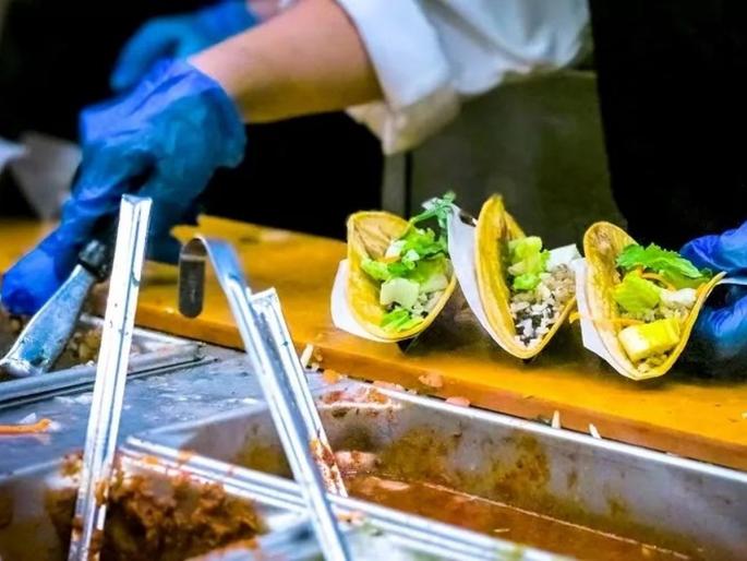 The food security of two and a half million Mumbaikars is at stake! Only thirteen food safety officers in Mumbai of crores | अडीच कोटी मुंबईकरांची अन्नसुरक्षा वाऱ्यावर! कोट्यवधींच्या मुंबईत केवळ तेरा अन्न सुरक्षा अधिकारी The food security of two and a half million Mumbaikars is at stake! Only thirteen food safety officers in Mumbai of crores | अडीच कोटी मुंबईकरांची अन्नसुरक्षा वाऱ्यावर! कोट्यवधींच्या मुंबईत केवळ तेरा अन्न सुरक्षा अधिकारी