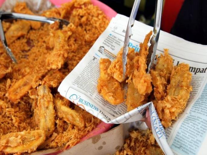 Food wrapped in newspaper is dangerous may cause cancer | चुकूनही पेपरमध्ये पदार्थ खाऊ नका, होतो कॅन्सरचा धोका! Food wrapped in newspaper is dangerous may cause cancer | चुकूनही पेपरमध्ये पदार्थ खाऊ नका, होतो कॅन्सरचा धोका!