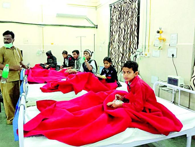 Medical: One of the poisoned student's health deteriorated | मेडिकल : विषबाधेतील एका विद्यार्थ्याची प्रकृती खालावली Medical: One of the poisoned student's health deteriorated | मेडिकल : विषबाधेतील एका विद्यार्थ्याची प्रकृती खालावली