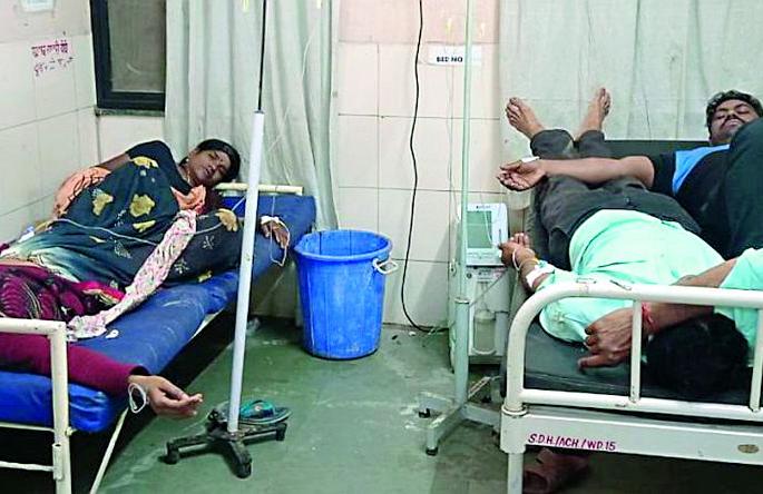 Poisoning of 25 people from Tervi meal in achalpur, Four of them are serious | चमक येथे तेरवीच्या जेवणातून २५ जणांना विषबाधा; चारजण गंभीर Poisoning of 25 people from Tervi meal in achalpur, Four of them are serious | चमक येथे तेरवीच्या जेवणातून २५ जणांना विषबाधा; चारजण गंभीर