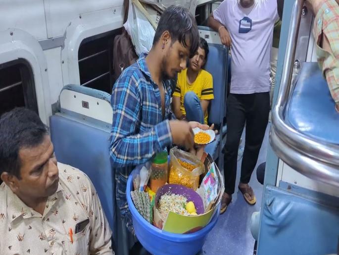 'Uniform' for food vendors in express trains; Will curb looting of passengers | एक्स्प्रेसमध्ये खाद्यपदार्थ विकणाऱ्यांना 'युनिफॉर्म'; प्रवाशांच्या लुबाडणुकीला लगाम बसणार