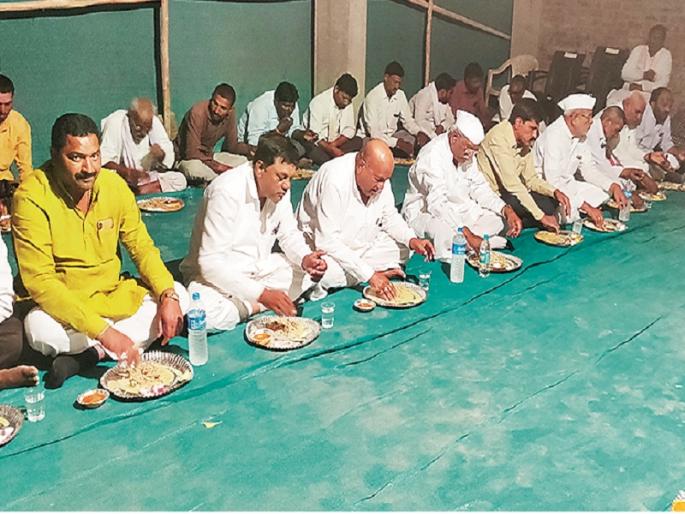 Feed meals at 5 rupees for farmers in the Karmad fooder camp | करमाडच्या छावणीत शेतकऱ्यांना ५ रुपयांत पोटभर जेवण Feed meals at 5 rupees for farmers in the Karmad fooder camp | करमाडच्या छावणीत शेतकऱ्यांना ५ रुपयांत पोटभर जेवण