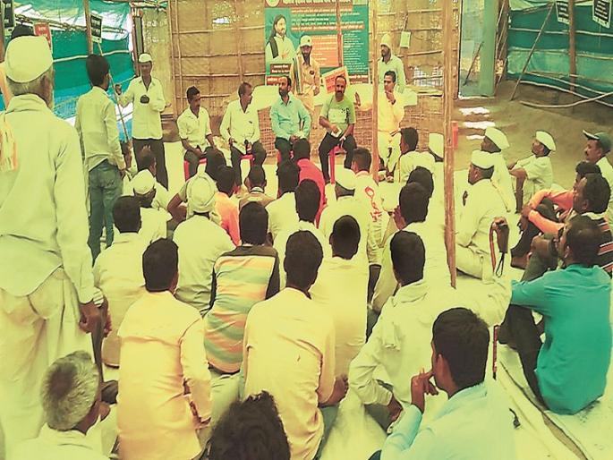 Fodder medicines with soccer, volleyball in the fodder camps to relieve farmers | शेतकऱ्यांच्या तणामुक्तीसाठी चारा छावण्यांमध्ये फुटबॉल, व्हॉलीबॉलसह ध्यानाचे धडे Fodder medicines with soccer, volleyball in the fodder camps to relieve farmers | शेतकऱ्यांच्या तणामुक्तीसाठी चारा छावण्यांमध्ये फुटबॉल, व्हॉलीबॉलसह ध्यानाचे धडे
