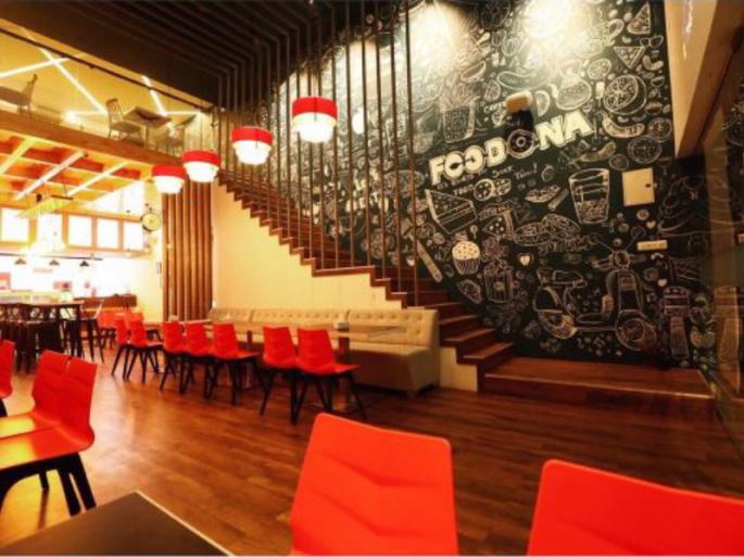 Hotel owner becomes a chainsnacher due to loan | कर्ज फेडण्यासाठी आलिशान हॉटेलच्या मालकाने हिसकावल्या चक्क सोनसाखळ्या.. Hotel owner becomes a chainsnacher due to loan | कर्ज फेडण्यासाठी आलिशान हॉटेलच्या मालकाने हिसकावल्या चक्क सोनसाखळ्या..