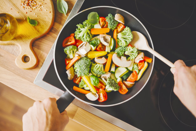 covid 19 food trends on whatsapp forwards , don't try your, take diet guidance from expert doctors. | व्हॉट्सॲप मेसेज वाचून कोरोनाकाळातलं खाणंपिणं ठरवताय? -त्याआधी हे वाचा..