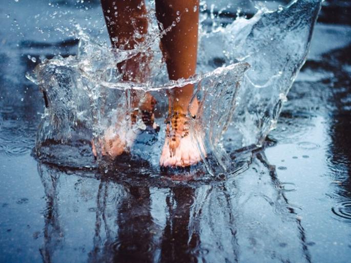 Foot care in rainy season | पावसात पायांची घ्यावी लागते अधिक काळजी, वापरा 'या' सोप्या टिप्स! Foot care in rainy season | पावसात पायांची घ्यावी लागते अधिक काळजी, वापरा 'या' सोप्या टिप्स!