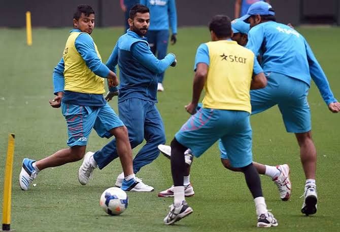 who is the best footballer in the Indian cricket team, telling Rohit Sharma... | भारतीय क्रिकेट संघातील सर्वोत्तम फुटबॉलपटू आहे तरी कोण, सांगतोय रोहित शर्मा...
