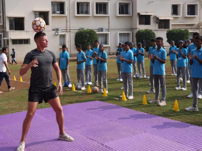 Students are amazed by the magic of world famous freestyle footballer Jamie Knight | Kolhapur: जगद्विख्यात फ्रीस्टाईल फुटबॉलर जेमी नाईटच्या करामतींनी विद्यार्थी अचंबित Students are amazed by the magic of world famous freestyle footballer Jamie Knight | Kolhapur: जगद्विख्यात फ्रीस्टाईल फुटबॉलर जेमी नाईटच्या करामतींनी विद्यार्थी अचंबित