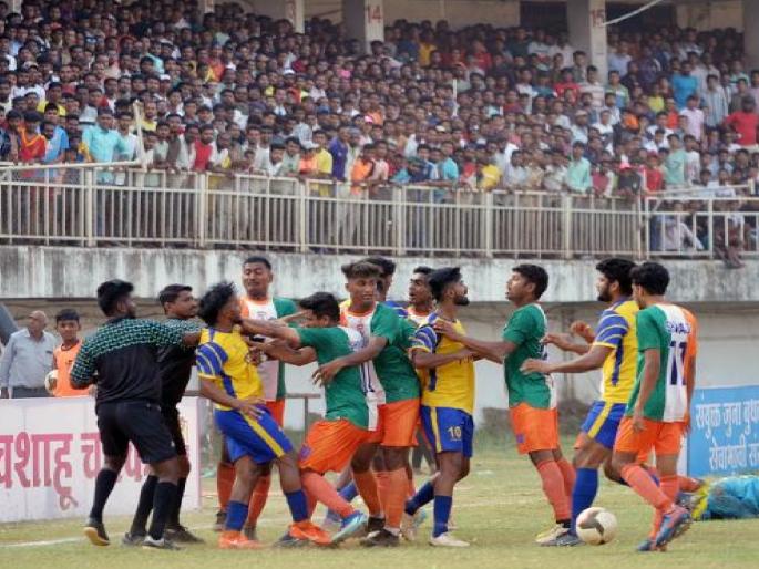 105 red cards, 350 yellow cards in Kolhapur football season | Kolhapur: फुटबॉल खेळताय की किक बॉक्सिंग; यंदा हंगामात १०५ रेड कार्ड, ३५० यलो