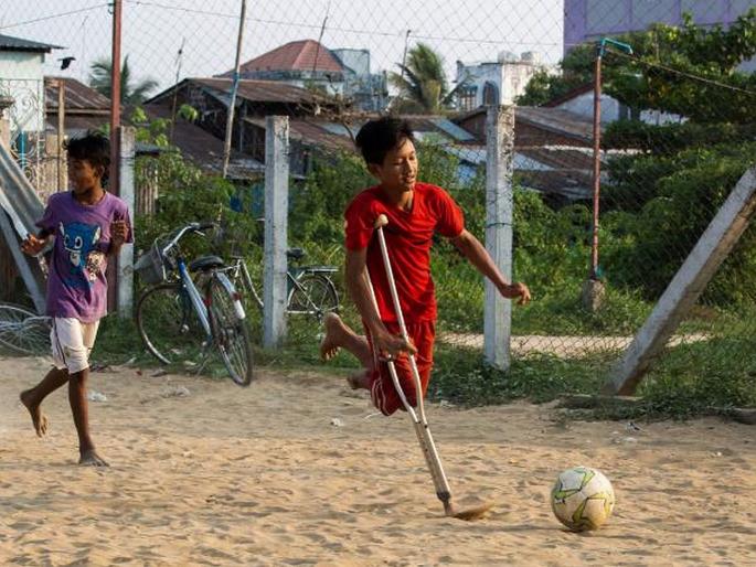 Disability cannot stop this teenage football sensation from following his passion | अपंगत्वही त्याला रोखू शकत नाही, फुटबॉलपटूच्या जिद्दीला सलाम