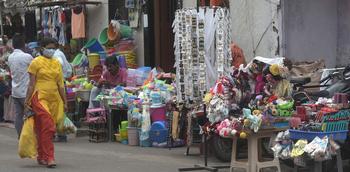 In Nagpur, the mall is crowded without customers | नागपुरात मॉल ग्राहकाविना तर फूटपाथवर गर्दी