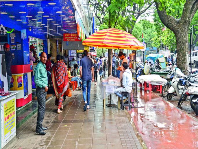 Road foothpaths are not safe for peoples in pune | पुण्यातील रस्ते तुंबलेलेच; अन् पदपथांवरही ‘ठेचा’ Road foothpaths are not safe for peoples in pune | पुण्यातील रस्ते तुंबलेलेच; अन् पदपथांवरही ‘ठेचा’