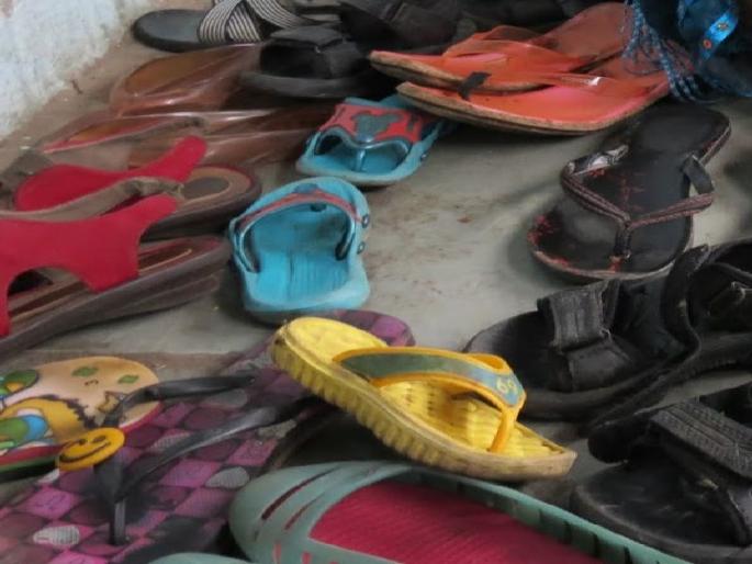 Unused slippers will be recycled | वापरात नसलेल्या चपलांवर होणार पुनर्प्रक्रिया, दुर्गम भागातील लहान मुलांना होणार फायदा Unused slippers will be recycled | वापरात नसलेल्या चपलांवर होणार पुनर्प्रक्रिया, दुर्गम भागातील लहान मुलांना होणार फायदा