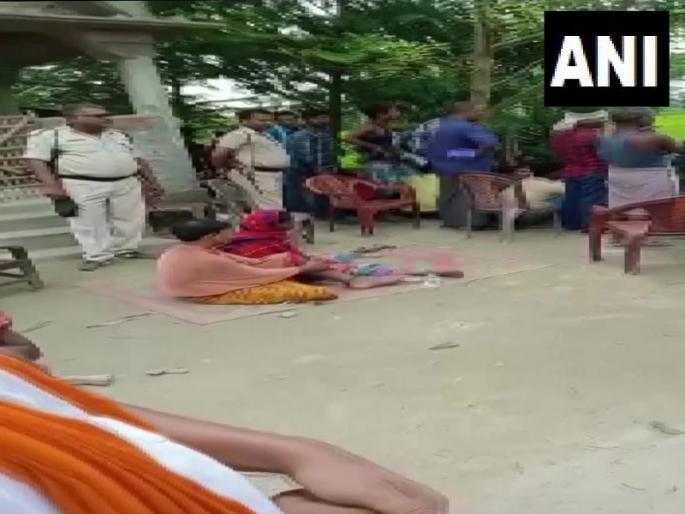 Panchayat orders Talibani punishment, couple beaten by mob in Forbesganj bihar | पंचायतीने सुनावली "तालिबानी" शिक्षा, जोडप्याला आधी मारहाण नंतर विवस्त्र करत गावभर काढली धिंड Panchayat orders Talibani punishment, couple beaten by mob in Forbesganj bihar | पंचायतीने सुनावली "तालिबानी" शिक्षा, जोडप्याला आधी मारहाण नंतर विवस्त्र करत गावभर काढली धिंड