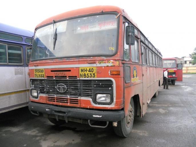No change; Bus conductor force women to step dowm from bus | धक्कादायक......सुटे पैसे नसल्याने वाहकाने महिलेला बसमधून उतरविले No change; Bus conductor force women to step dowm from bus | धक्कादायक......सुटे पैसे नसल्याने वाहकाने महिलेला बसमधून उतरविले