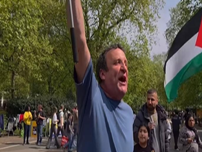 Video: A foreigner alone confronted Pakistani supporters; holding the India Flag in his hand, he shouted 'Jai Maharashtra' | Video: पाक समर्थकांना एकटाच भिडला परदेशी नागरिक; हाती तिरंगा घेत 'जय महाराष्ट्र'ची घोषणा