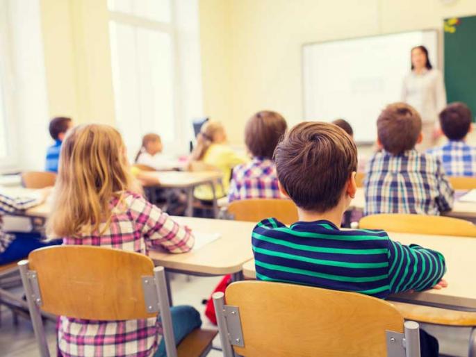 Marathi Bhasha Din: Children are not that connected to Marathi in Gulf Countries | Marathi Bhasha Din: 'ट्विंकल ट्विंकल' पडतंय 'चांदोबा'ला भारी, घरातच अडकतेय मराठीची गाडी Marathi Bhasha Din: Children are not that connected to Marathi in Gulf Countries | Marathi Bhasha Din: 'ट्विंकल ट्विंकल' पडतंय 'चांदोबा'ला भारी, घरातच अडकतेय मराठीची गाडी