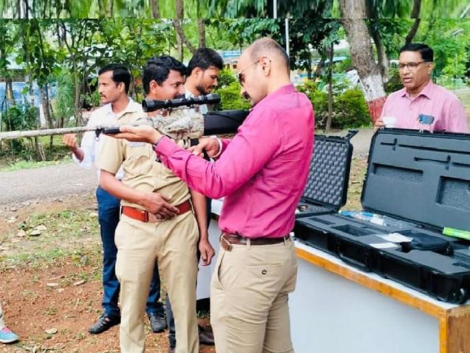 Sangli Forest Department finally gets tranquilizer gun, will help wildlife rescue operation | ..अखेर सांगली वन विभागाला ट्रॅंक्विलायजर गन मिळाली!, वन्यप्राण्यांच्या बचाव मोहिमेला मदत होणार Sangli Forest Department finally gets tranquilizer gun, will help wildlife rescue operation | ..अखेर सांगली वन विभागाला ट्रॅंक्विलायजर गन मिळाली!, वन्यप्राण्यांच्या बचाव मोहिमेला मदत होणार