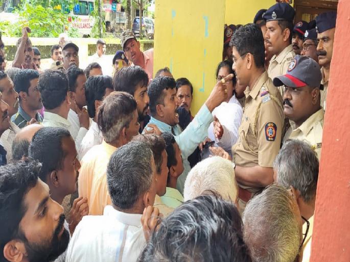 Farmers in Dodamarg aggressive over elephant issue; Verbal Clash Between Police-Farmers | हत्ती प्रश्नावरून दोडामार्गमधील शेतकरी आक्रमक; पोलिस-शेतकऱ्यांमध्ये शाब्दिक चकमक  Farmers in Dodamarg aggressive over elephant issue; Verbal Clash Between Police-Farmers | हत्ती प्रश्नावरून दोडामार्गमधील शेतकरी आक्रमक; पोलिस-शेतकऱ्यांमध्ये शाब्दिक चकमक