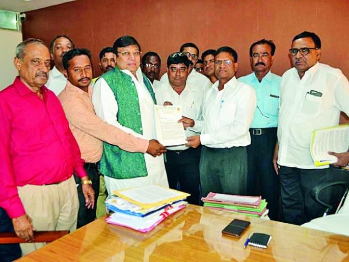 Provide facilities to forest employees as police | वन कर्मचाऱ्यांना पोलिसांप्रमाणे सुविधा द्या Provide facilities to forest employees as police | वन कर्मचाऱ्यांना पोलिसांप्रमाणे सुविधा द्या