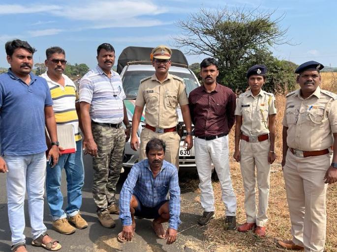A fugitive suspect from Karnataka was arrested in Malvan, a joint operation of Kudal-Karnataka Forest Department | कर्नाटकातील फरार संशयित आरोपीस मालवणमध्ये घेतलं ताब्यात, कुडाळ-कर्नाटक वनविभागाची संयुक्त कारवाई A fugitive suspect from Karnataka was arrested in Malvan, a joint operation of Kudal-Karnataka Forest Department | कर्नाटकातील फरार संशयित आरोपीस मालवणमध्ये घेतलं ताब्यात, कुडाळ-कर्नाटक वनविभागाची संयुक्त कारवाई