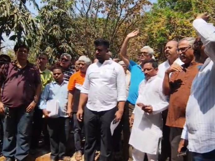 People from 'this' elite society in Mumbai took to the streets; raised slogans against forest conservator officers | मुंबईतील 'या' सोसायटीतील लोक उतरले रस्त्यावर; वनसंरक्षक अधिकाऱ्यांच्या विरोधात दिल्या घोषणा People from 'this' elite society in Mumbai took to the streets; raised slogans against forest conservator officers | मुंबईतील 'या' सोसायटीतील लोक उतरले रस्त्यावर; वनसंरक्षक अधिकाऱ्यांच्या विरोधात दिल्या घोषणा