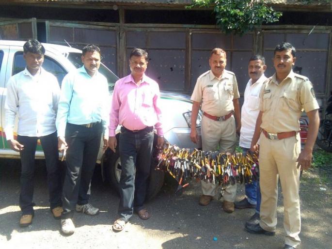 450 grams seized by forest department in Gramdev Kala Nikamata Yatra of Nashik | नाशिकच्या ग्रामदेवता कालिकामाता यात्रोत्सवात वनविभागाकडून ४५० गलोल जप्त 450 grams seized by forest department in Gramdev Kala Nikamata Yatra of Nashik | नाशिकच्या ग्रामदेवता कालिकामाता यात्रोत्सवात वनविभागाकडून ४५० गलोल जप्त