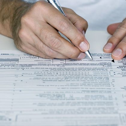 In the name of filling up the application form, the bank extorted 59 lakhs to the customers | अर्ज भरून देण्याच्या नावाखाली बँक ग्राहकांना घातला ५९ लाखांचा गंडा In the name of filling up the application form, the bank extorted 59 lakhs to the customers | अर्ज भरून देण्याच्या नावाखाली बँक ग्राहकांना घातला ५९ लाखांचा गंडा