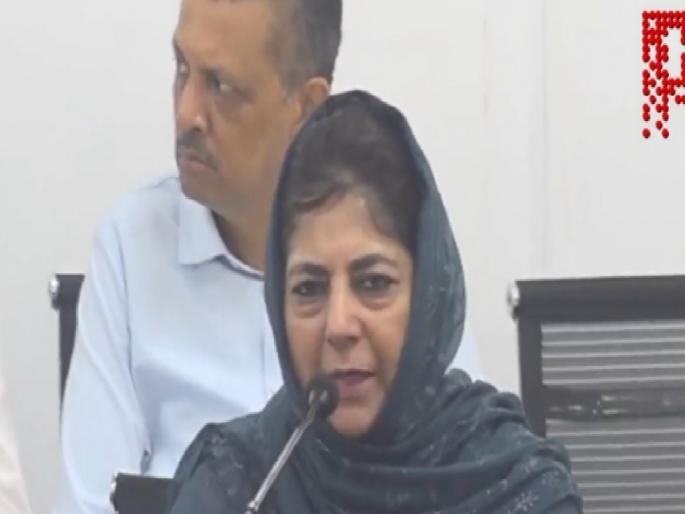 Former Chief Minister of Jammu and Kashmir Mehbooba Mufti said that Mahatma Gandhi's country will not be allowed to become Nathuram Godse's country  |  "गांधींच्या देशाला गोडसेचा देश होऊ देणार नाही", मेहबूबा मुफ्ती यांचं टीकास्त्र   Former Chief Minister of Jammu and Kashmir Mehbooba Mufti said that Mahatma Gandhi's country will not be allowed to become Nathuram Godse's country  |  "गांधींच्या देशाला गोडसेचा देश होऊ देणार नाही", मेहबूबा मुफ्ती यांचं टीकास्त्र