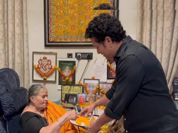 Former Indian team player Sachin Tendulkar enjoys the first mango of the season with his mother, watch video   | VIDEO : नातं माय लेकाचं! सचिननं 'आई'सोबत घेतला यंदाच्या पहिल्या आंब्याचा आस्वाद, पाहा सुवर्णक्षण