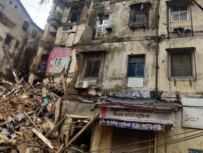 Mumbai Portion of Bhanushali building at Fort collapses search operation underway | Mumbai Building Collapse: फोर्टमध्ये इमारतीचा भाग कोसळून दोघांचा मृत्यू; तिघांना जिवंत बाहेर काढण्यात यश Mumbai Portion of Bhanushali building at Fort collapses search operation underway | Mumbai Building Collapse: फोर्टमध्ये इमारतीचा भाग कोसळून दोघांचा मृत्यू; तिघांना जिवंत बाहेर काढण्यात यश