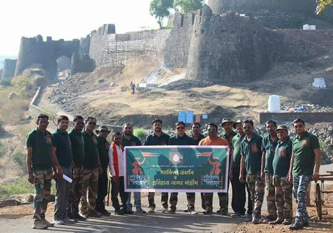 The young people take inatiative for improvement of fort in Vidarbha! | विदर्भातील गड-किल्ल्यांच्या संवर्धनासाठी सरसावली युवा मंडळी! The young people take inatiative for improvement of fort in Vidarbha! | विदर्भातील गड-किल्ल्यांच्या संवर्धनासाठी सरसावली युवा मंडळी!