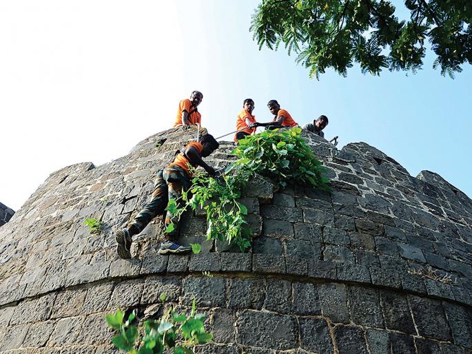 Shivaji thugs campaigning for youth | शिवगर्जना करत तरुणांची किल्ले स्वच्छता मोहीम Shivaji thugs campaigning for youth | शिवगर्जना करत तरुणांची किल्ले स्वच्छता मोहीम