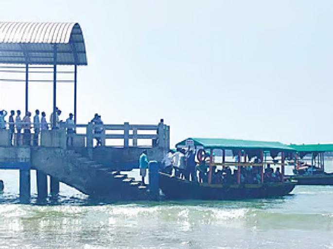 The danger number three has been lifted and Sindhudurg Fort passenger boat service and sea tourism have resumed after ten days | तीन नंबरचा बावटा हटला, सागरी पर्यटन प्रश्न सुटला; किल्ले सिंधुदुर्गवरली होडी सेवा दहा दिवसांनंतर सुरू