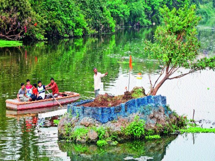 Newspaper Distributor raised the water supply in the Pawana river | वृत्तपत्रविक्रेत्याने उभारला पवना नदीत जलदुर्ग Newspaper Distributor raised the water supply in the Pawana river | वृत्तपत्रविक्रेत्याने उभारला पवना नदीत जलदुर्ग