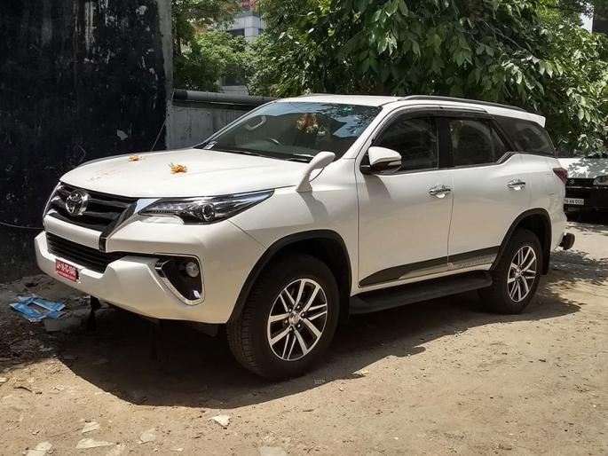 Despite the siren of the car, the Fortuner was stolen in front of the eyes | गाडीचा सायरन वाजूनही डोळ्यासमोरच फॉरच्युनर गाडी चोरीला Despite the siren of the car, the Fortuner was stolen in front of the eyes | गाडीचा सायरन वाजूनही डोळ्यासमोरच फॉरच्युनर गाडी चोरीला