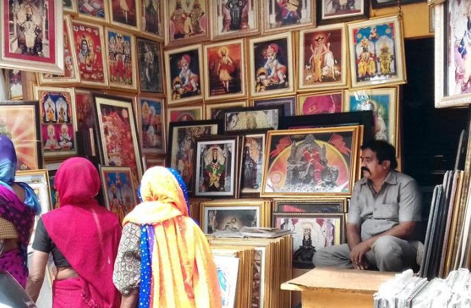 Ashadhi Vari Special; Expected sales of two crore rupees from photo sale of deities | आषाढी वारी विशेष ; देवतांच्या फोटो विक्रीतून दोन कोटींची उलाढाल अपेक्षित Ashadhi Vari Special; Expected sales of two crore rupees from photo sale of deities | आषाढी वारी विशेष ; देवतांच्या फोटो विक्रीतून दोन कोटींची उलाढाल अपेक्षित