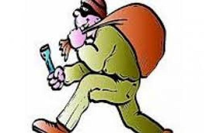 Four lakh stolen in police officer's house | संचारबंदीत महिला पोलीस अधिकाऱ्याच्या घरी चार लाखांची चोरी!