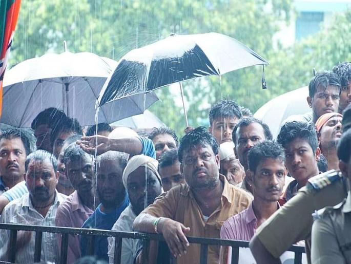 Mud under the feet, chair on the head; Three hours of rain in the rain! in solapur mahajanadhesh yatra | पायाखाली चिखल, डोक्यावर खुर्ची; तीन तास पावसातही उत्साह दाटून ! Mud under the feet, chair on the head; Three hours of rain in the rain! in solapur mahajanadhesh yatra | पायाखाली चिखल, डोक्यावर खुर्ची; तीन तास पावसातही उत्साह दाटून !