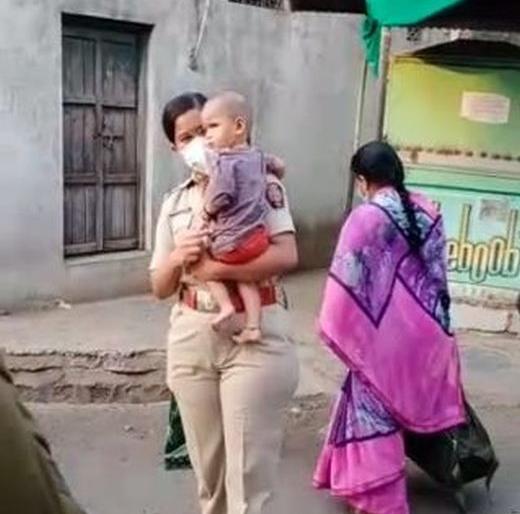 future citizen who was released from Corona is welcomed by the police; Incident at Yavatmal | कोरोनामुक्त झालेल्या चिमुकल्या भावी नागरिकाचे पोलिसदलातर्फे स्वागत; यवतमाळ येथील घटना